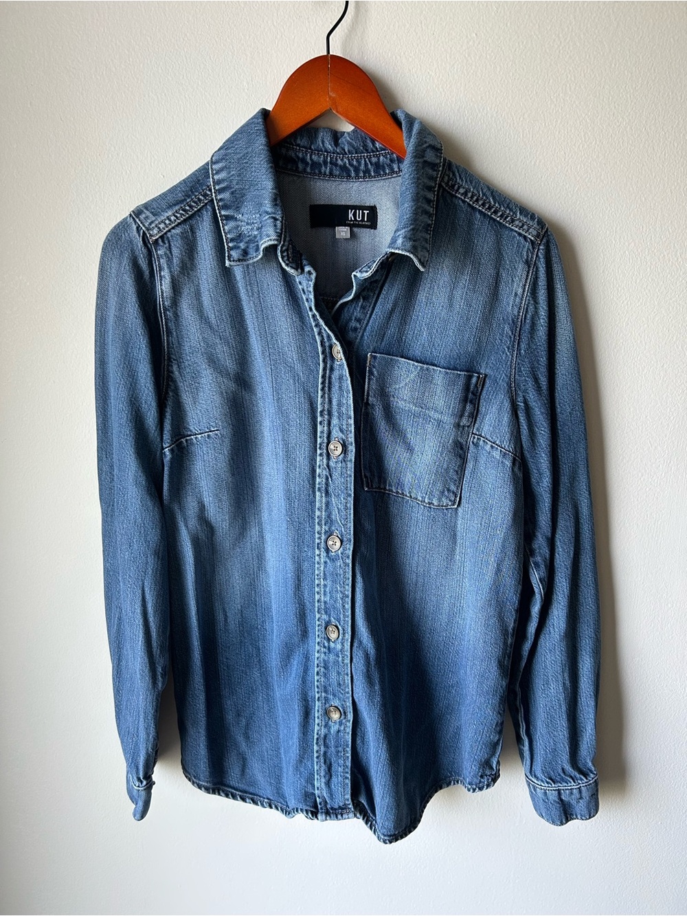 KUT FROM THE KLOTH Medium Blue Lyocell Denim Chambray Button Down Shirt Size XS - Picture 2 of 8